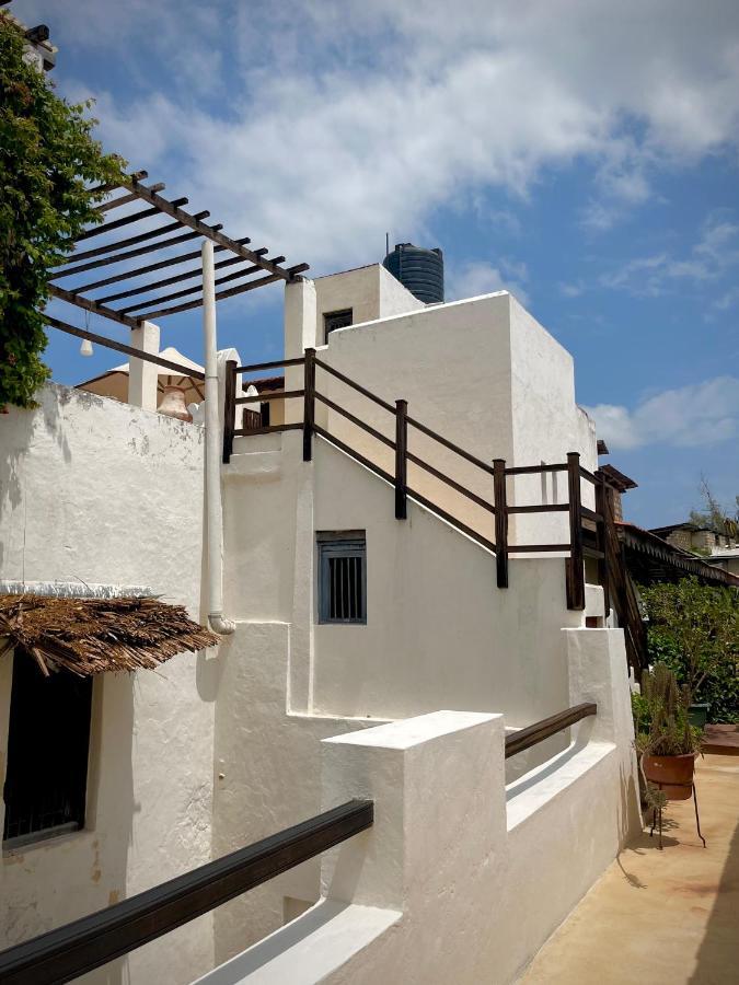 Subira House Bed & Breakfast 4*