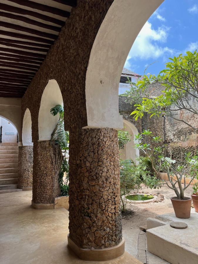 Subira House Bed & Breakfast 4*